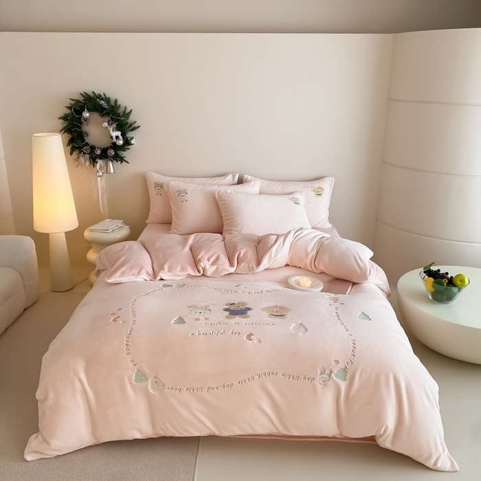 91家纺网 家纺一手货源 找家纺 （总）云栖家居 2025秋冬新款消光A类纯色卡通绣花牛奶绒四件套-欢乐伙伴