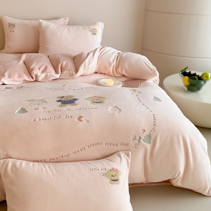 91家纺网 家纺一手货源 找家纺 （总）云栖家居 2025秋冬新款消光A类纯色卡通绣花牛奶绒四件套-欢乐伙伴