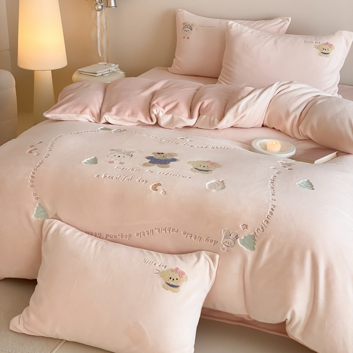 91家纺网 家纺一手货源 找家纺 （总）云栖家居 2025秋冬新款消光A类纯色卡通绣花牛奶绒四件套-欢乐伙伴