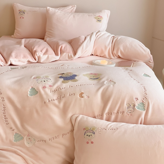 91家纺网 家纺一手货源 找家纺 （总）云栖家居 2025秋冬新款消光A类纯色卡通绣花牛奶绒四件套-欢乐伙伴