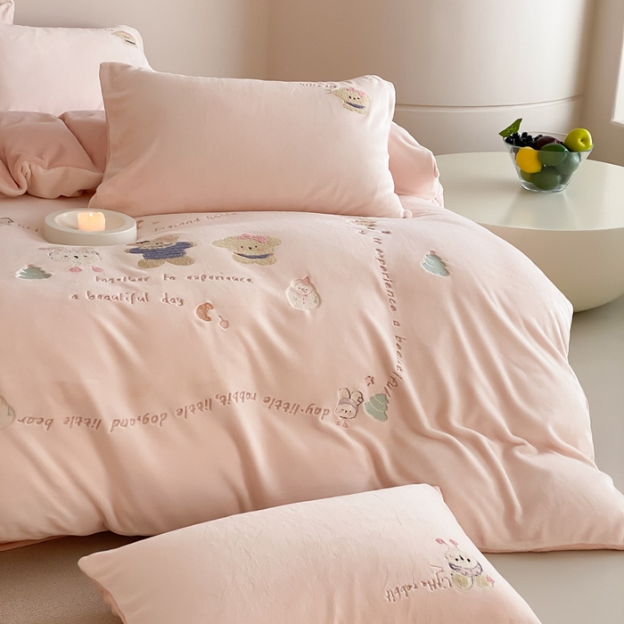 91家纺网 家纺一手货源 找家纺 （总）云栖家居 2025秋冬新款消光A类纯色卡通绣花牛奶绒四件套-欢乐伙伴