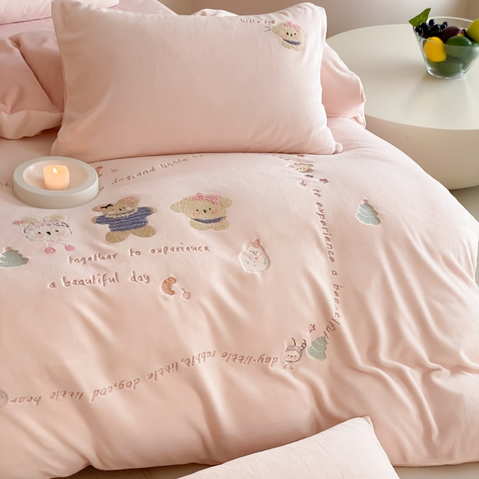 91家纺网 家纺一手货源 找家纺 （总）云栖家居 2025秋冬新款消光A类纯色卡通绣花牛奶绒四件套-欢乐伙伴
