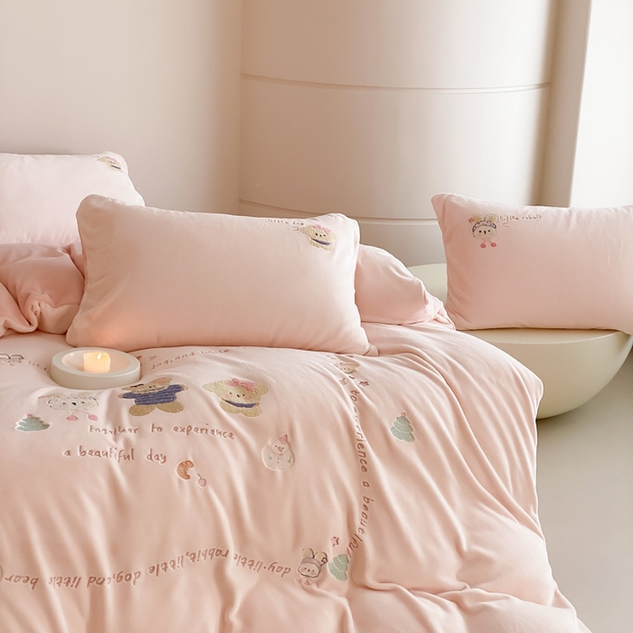 91家纺网 家纺一手货源 找家纺 （总）云栖家居 2025秋冬新款消光A类纯色卡通绣花牛奶绒四件套-欢乐伙伴