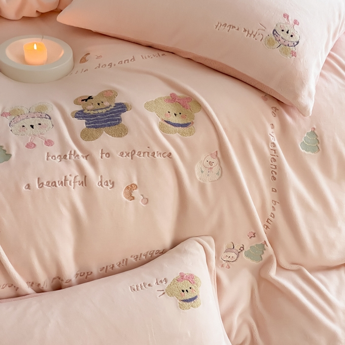 91家纺网 家纺一手货源 找家纺 （总）云栖家居 2025秋冬新款消光A类纯色卡通绣花牛奶绒四件套-欢乐伙伴