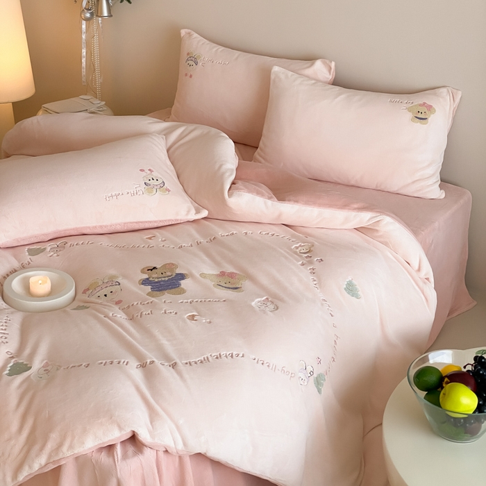 91家纺网 家纺一手货源 找家纺 （总）云栖家居 2025秋冬新款消光A类纯色卡通绣花牛奶绒四件套-欢乐伙伴