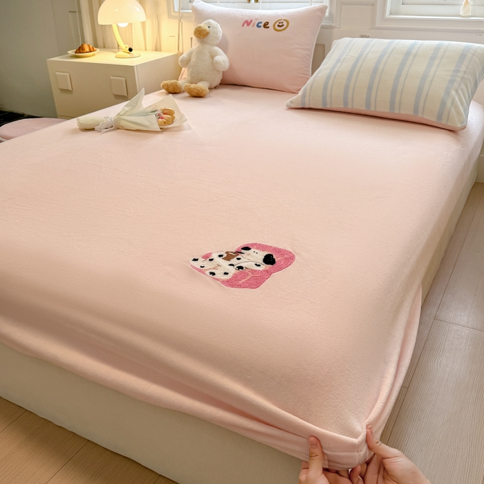 91家纺网 家纺一手货源 找家纺 布柔 2025新款加厚毛巾绣花卡通ins风牛奶绒床笠 奶油粉