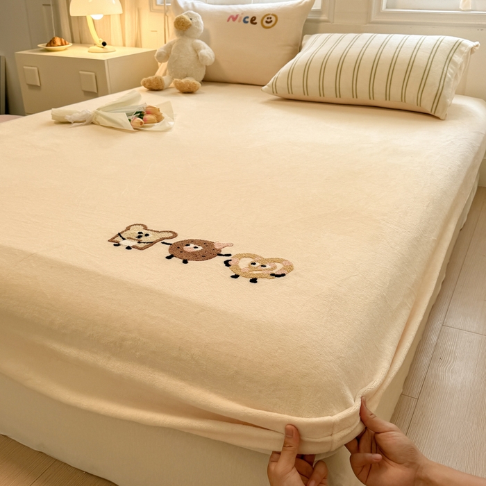 91家纺网 家纺一手货源 找家纺 布柔 2025新款加厚毛巾绣花卡通ins风牛奶绒床笠 奶油黄