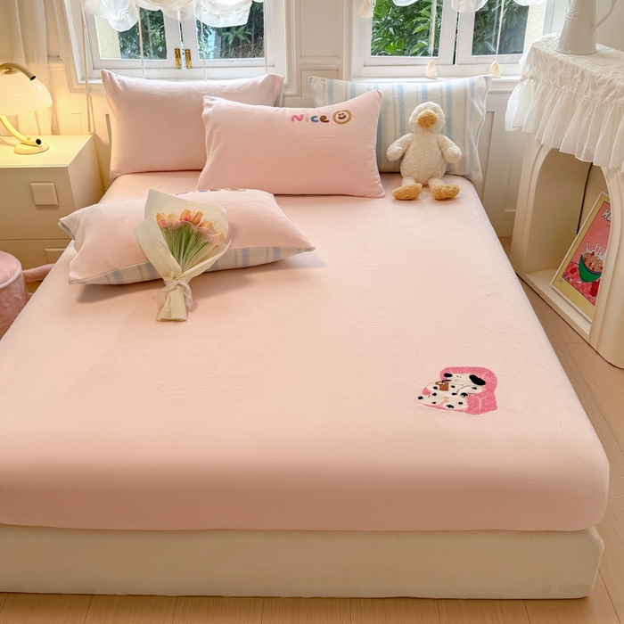 91家纺网 家纺一手货源 找家纺 布柔 2025新款加厚毛巾绣花卡通ins风牛奶绒床笠 奶油粉