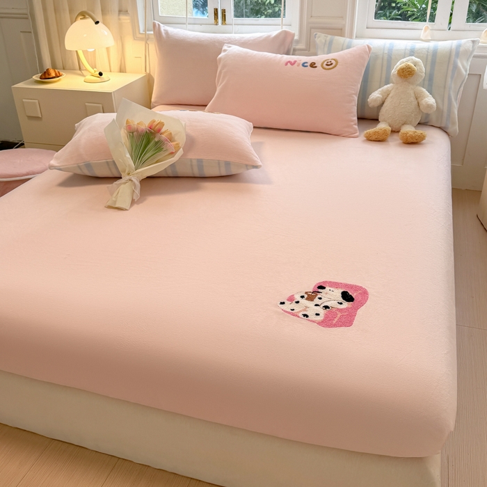 91家纺网 家纺一手货源 找家纺 布柔 2025新款加厚毛巾绣花卡通ins风牛奶绒床笠 奶油粉