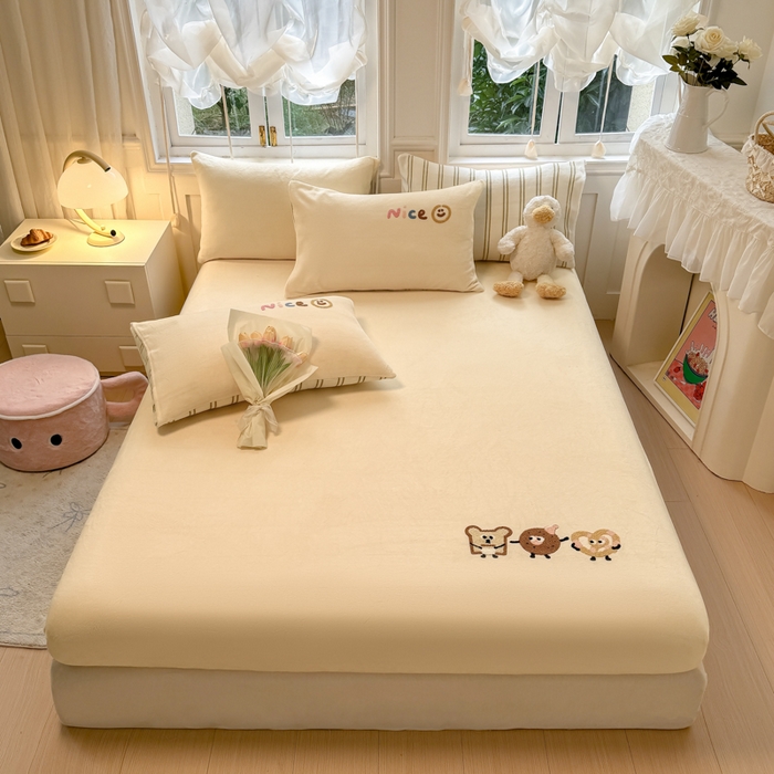 91家纺网 家纺一手货源 找家纺 布柔 2025新款加厚毛巾绣花卡通ins风牛奶绒床笠 奶油黄