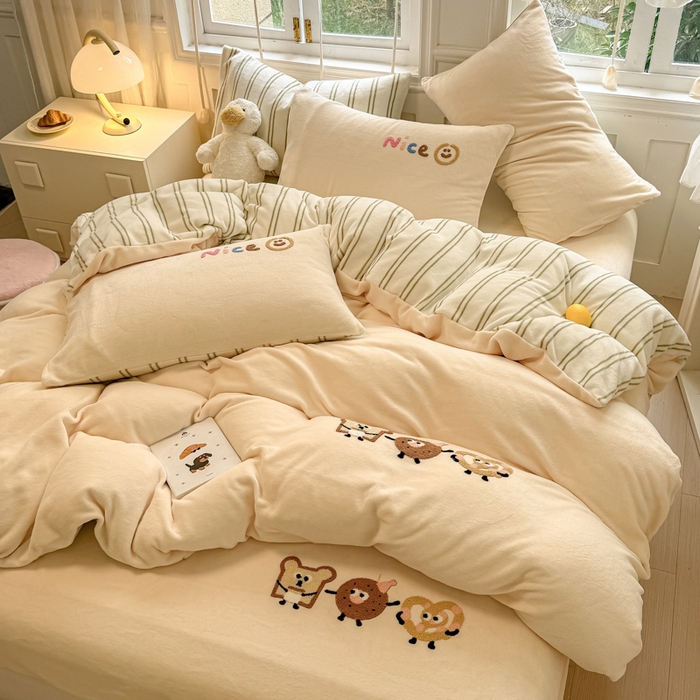 91家纺网 家纺一手货源 找家纺 布柔 2025新款加厚毛巾绣花卡通ins风牛奶绒床笠 奶油黄