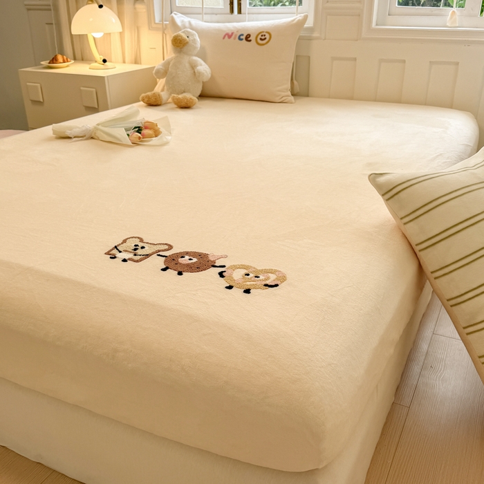 91家纺网 家纺一手货源 找家纺 布柔 2025新款加厚毛巾绣花卡通ins风牛奶绒床笠 奶油黄