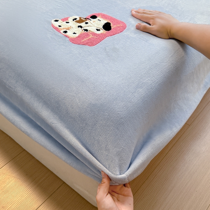 91家纺网 家纺一手货源 找家纺 布柔 2025新款加厚毛巾绣花卡通ins风牛奶绒床笠 奶油蓝