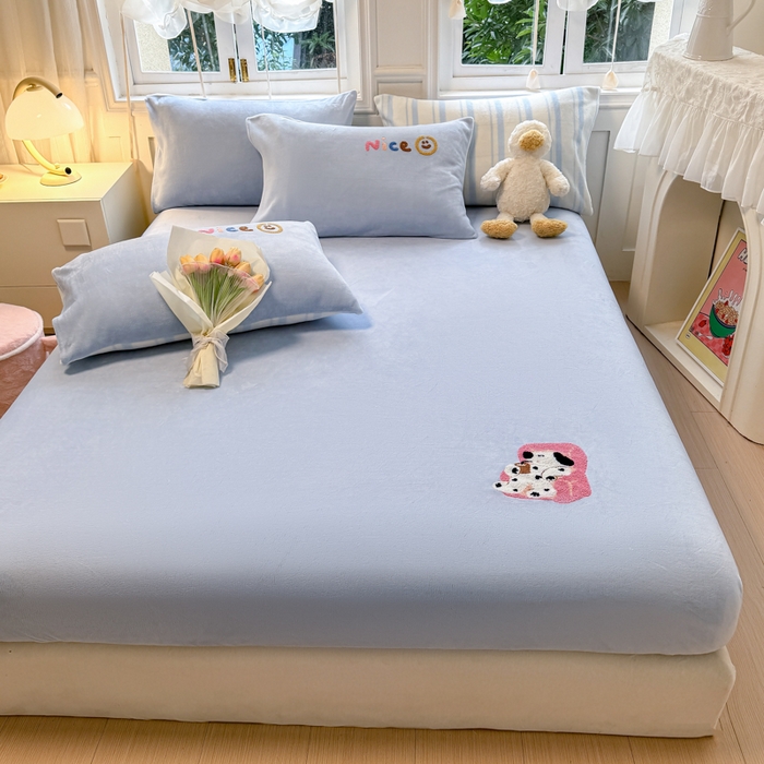 91家纺网 家纺一手货源 找家纺 布柔 2025新款加厚毛巾绣花卡通ins风牛奶绒床笠 奶油蓝