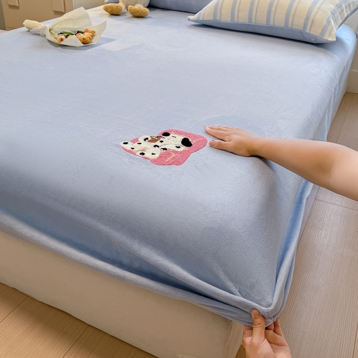 91家纺网 家纺一手货源 找家纺 布柔 2025新款加厚毛巾绣花卡通ins风牛奶绒床笠 奶油蓝
