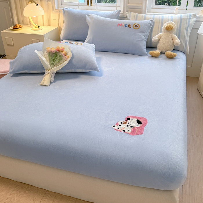 91家纺网 家纺一手货源 找家纺 布柔 2025新款加厚毛巾绣花卡通ins风牛奶绒床笠 奶油蓝