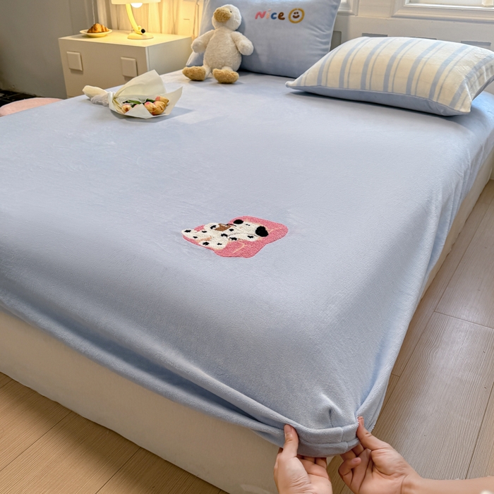 91家纺网 家纺一手货源 找家纺 布柔 2025新款加厚毛巾绣花卡通ins风牛奶绒床笠 奶油蓝