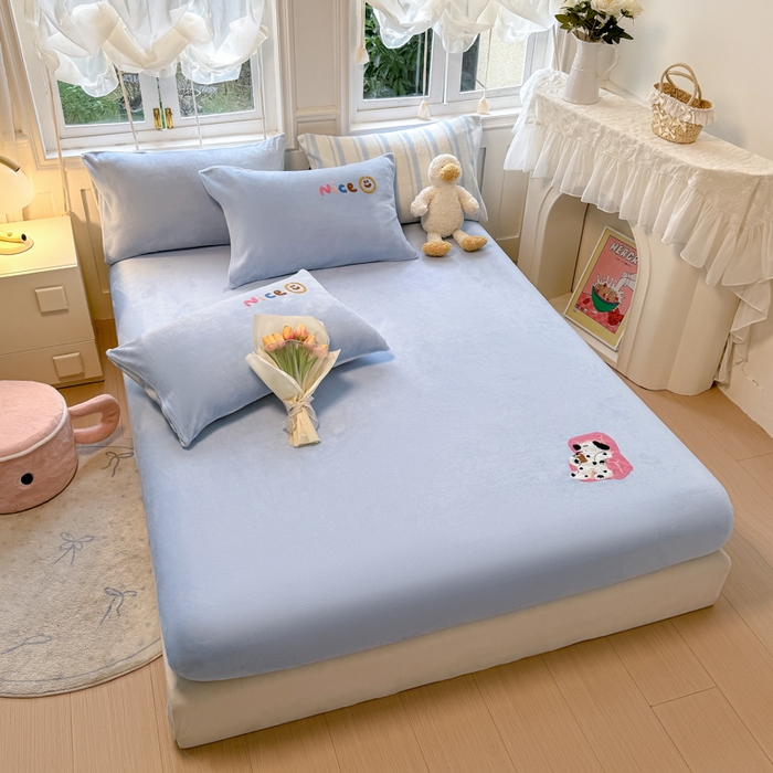 91家纺网 家纺一手货源 找家纺 布柔 2025新款加厚毛巾绣花卡通ins风牛奶绒床笠 奶油蓝
