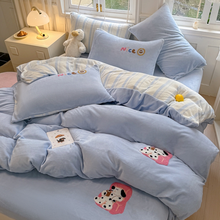 91家纺网 家纺一手货源 找家纺 布柔 2025新款加厚毛巾绣花卡通ins风牛奶绒床笠 奶油蓝