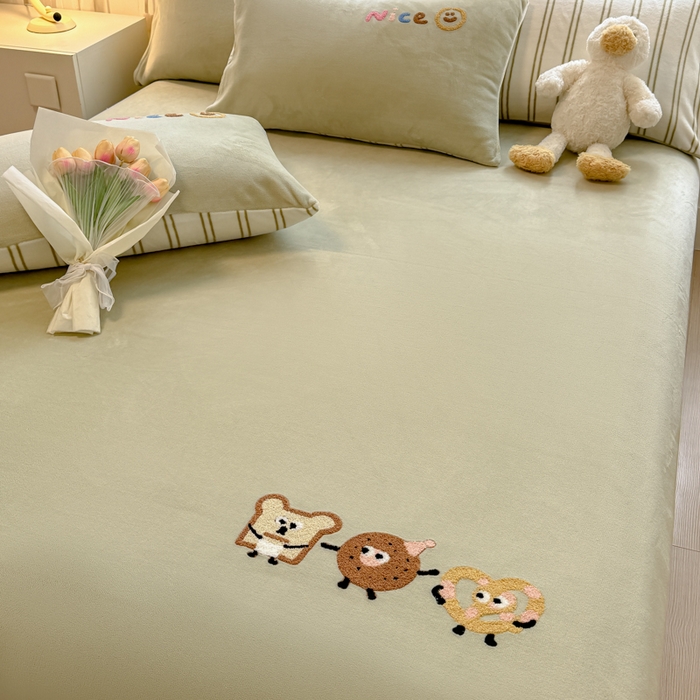 91家纺网 家纺一手货源 找家纺 布柔 2025新款加厚毛巾绣花卡通ins风牛奶绒床笠 奶油绿