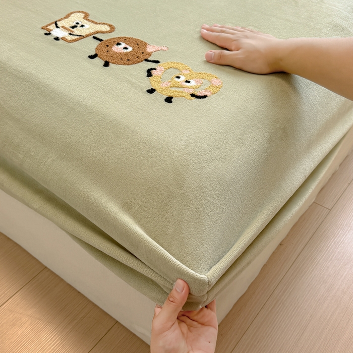 91家纺网 家纺一手货源 找家纺 布柔 2025新款加厚毛巾绣花卡通ins风牛奶绒床笠 奶油绿