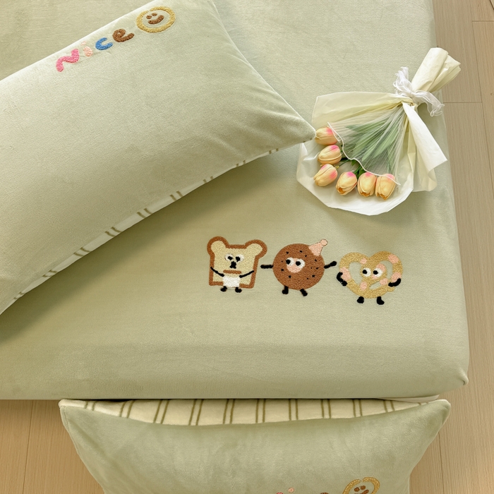 91家纺网 家纺一手货源 找家纺 布柔 2025新款加厚毛巾绣花卡通ins风牛奶绒床笠 奶油绿