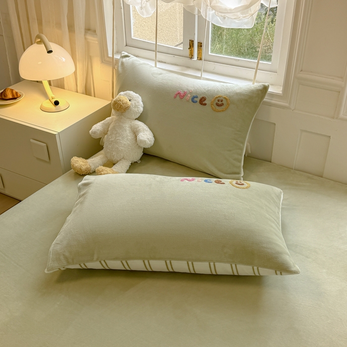 91家纺网 家纺一手货源 找家纺 布柔 2025新款加厚毛巾绣花卡通ins风牛奶绒床笠 奶油绿