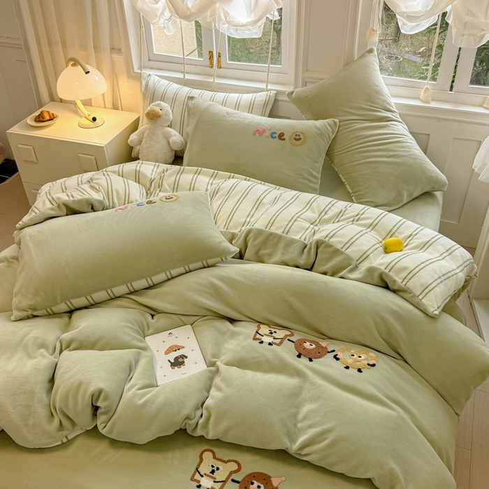 91家纺网 家纺一手货源 找家纺 布柔 2025新款加厚毛巾绣花卡通ins风牛奶绒床笠 奶油绿