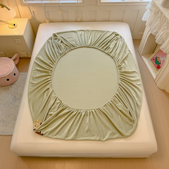 91家纺网 家纺一手货源 找家纺 布柔 2025新款加厚毛巾绣花卡通ins风牛奶绒床笠 奶油绿