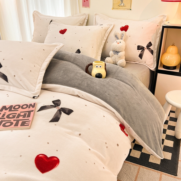 91家纺网 家纺一手货源 找家纺 倾慕 2026新款高克重时尚印花牛奶绒单被套 爱心蝴蝶结