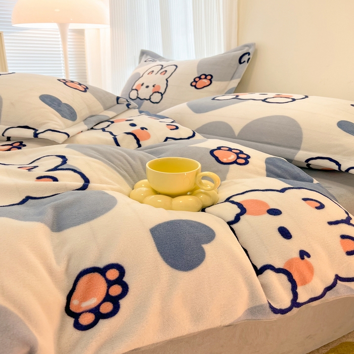 91家纺网 家纺一手货源 找家纺 倾慕 2026新款高克重时尚印花牛奶绒单被套 爱心兔