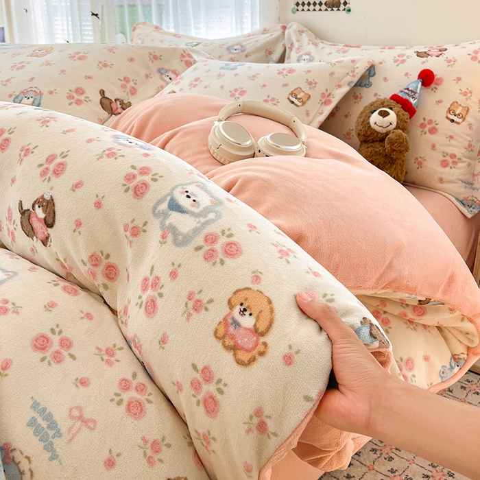 91家纺网 家纺一手货源 找家纺 倾慕 2026新款高克重时尚印花牛奶绒单被套 狗狗乐园