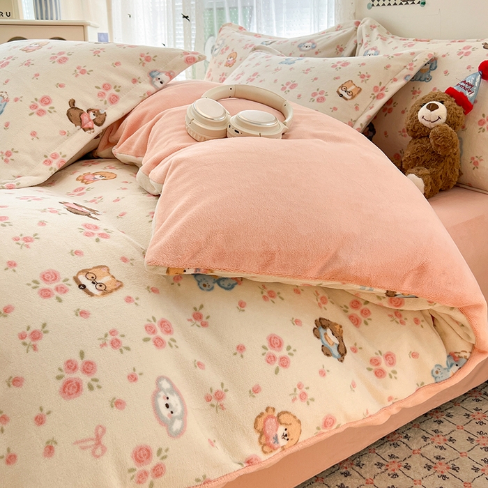 91家纺网 家纺一手货源 找家纺 倾慕 2026新款高克重时尚印花牛奶绒单被套 狗狗乐园