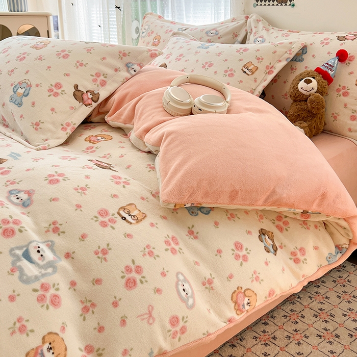 91家纺网 家纺一手货源 找家纺 倾慕 2026新款高克重时尚印花牛奶绒单被套 狗狗乐园