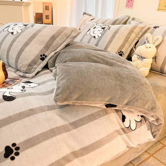 91家纺网 家纺一手货源 找家纺 倾慕 2026新款高克重时尚印花牛奶绒单被套 黑白猫