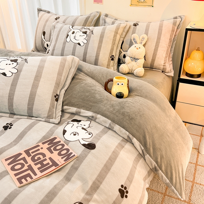 91家纺网 家纺一手货源 找家纺 倾慕 2026新款高克重时尚印花牛奶绒单被套 黑白猫