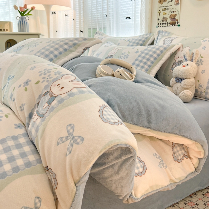 91家纺网 家纺一手货源 找家纺 倾慕 2026新款高克重时尚印花牛奶绒单被套 花篮小兔