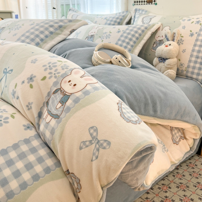 91家纺网 家纺一手货源 找家纺 倾慕 2026新款高克重时尚印花牛奶绒单被套 花篮小兔