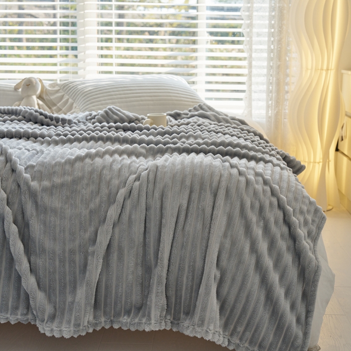 91家纺网 家纺一手货源 找家纺 畅畅家纺 2025新款春秋冬兔毛绒宽抽条纯色软糯亲肤毛毯盖毯 青灰色