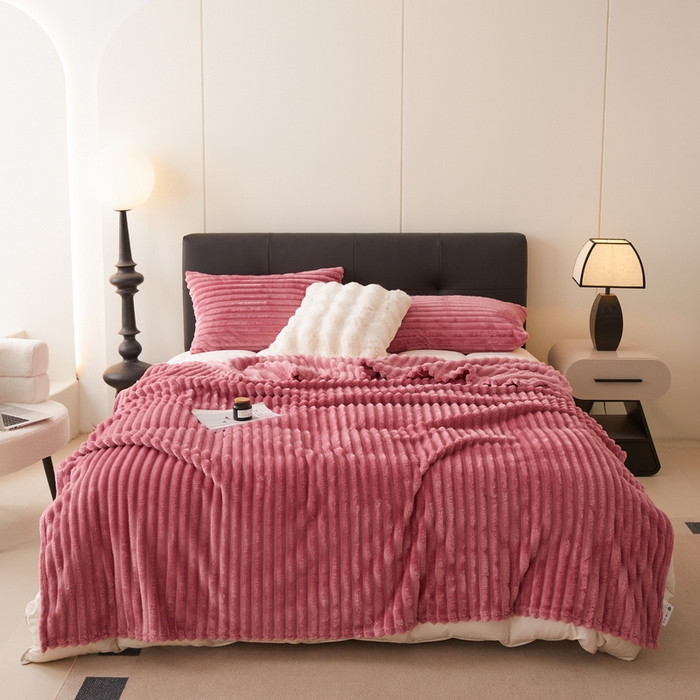 91家纺网 家纺一手货源 找家纺 （总）畅畅家纺 2025新款春秋冬兔毛绒宽抽条纯色软糯亲肤毛毯盖毯