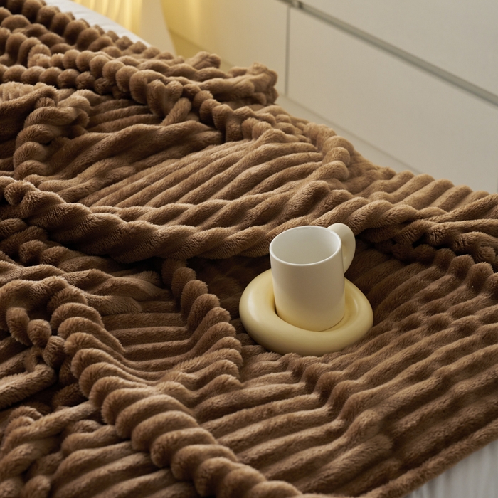 91家纺网 家纺一手货源 找家纺 畅畅家纺 2025新款春秋冬兔毛绒宽抽条纯色软糯亲肤毛毯盖毯 深咖色