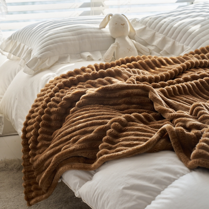 91家纺网 家纺一手货源 找家纺 畅畅家纺 2025新款春秋冬兔毛绒宽抽条纯色软糯亲肤毛毯盖毯 深咖色