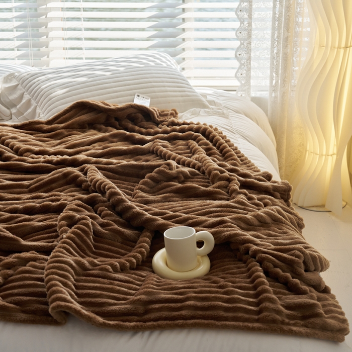 91家纺网 家纺一手货源 找家纺 畅畅家纺 2025新款春秋冬兔毛绒宽抽条纯色软糯亲肤毛毯盖毯 深咖色