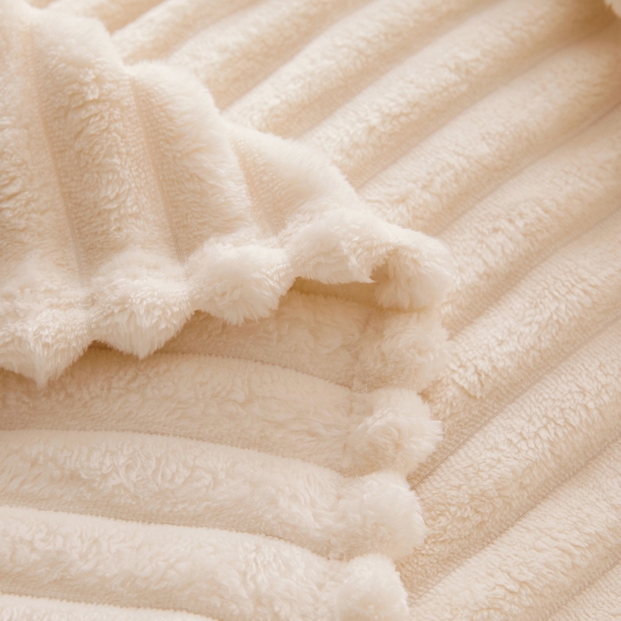 91家纺网 家纺一手货源 找家纺 畅畅家纺 2025新款春秋冬兔毛绒宽抽条纯色软糯亲肤毛毯盖毯 奶油白