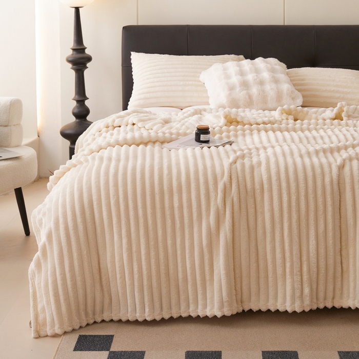 91家纺网 家纺一手货源 找家纺 畅畅家纺 2025新款春秋冬兔毛绒宽抽条纯色软糯亲肤毛毯盖毯 奶油白