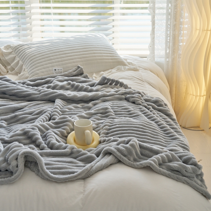 91家纺网 家纺一手货源 找家纺 畅畅家纺 2025新款春秋冬兔毛绒宽抽条纯色软糯亲肤毛毯盖毯 青灰色