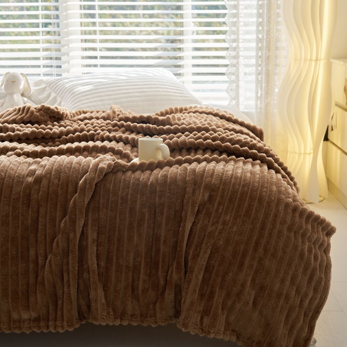 91家纺网 家纺一手货源 找家纺 畅畅家纺 2025新款春秋冬兔毛绒宽抽条纯色软糯亲肤毛毯盖毯 深咖色