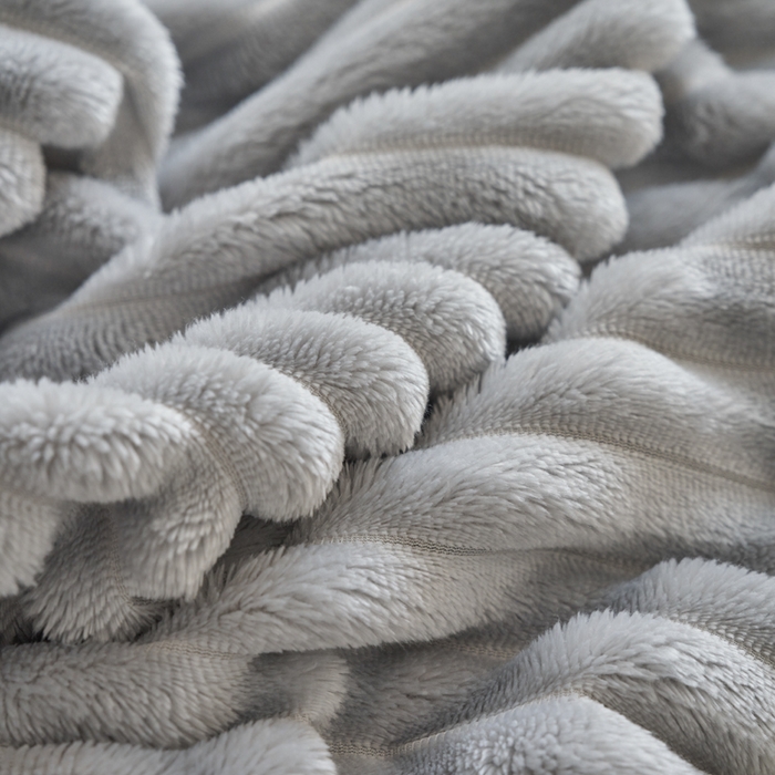 91家纺网 家纺一手货源 找家纺 畅畅家纺 2025新款春秋冬兔毛绒宽抽条纯色软糯亲肤毛毯盖毯 青灰色