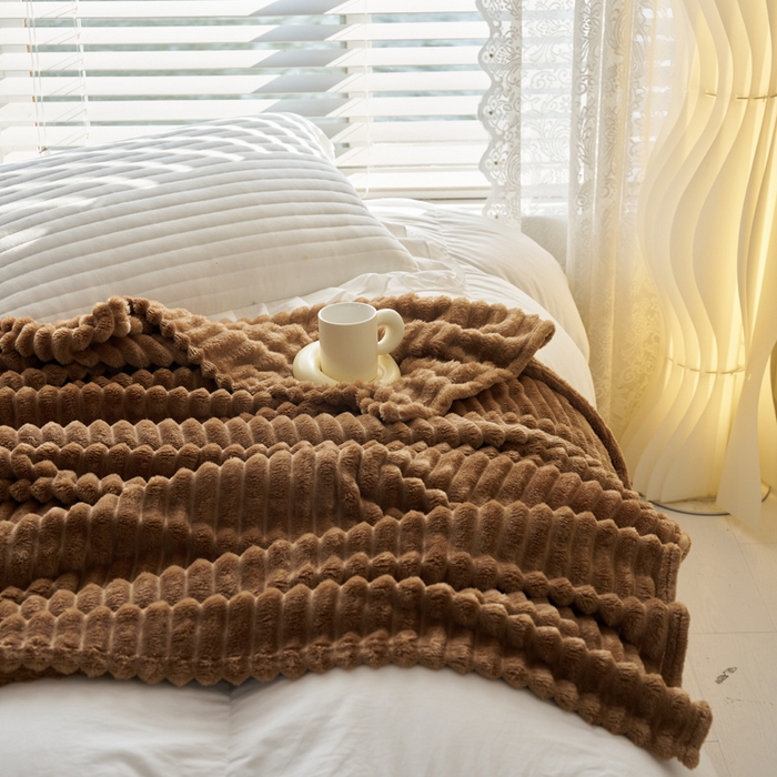 91家纺网 家纺一手货源 找家纺 畅畅家纺 2025新款春秋冬兔毛绒宽抽条纯色软糯亲肤毛毯盖毯 深咖色