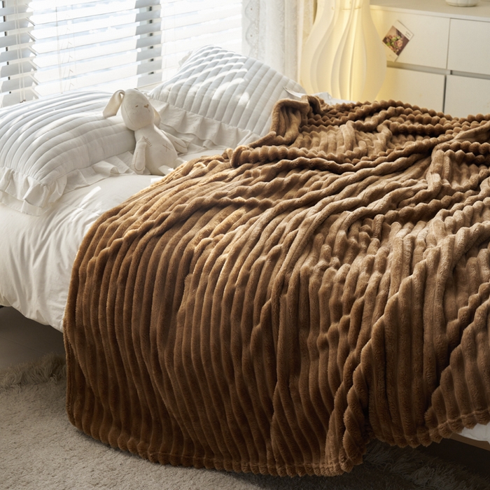 91家纺网 家纺一手货源 找家纺 畅畅家纺 2025新款春秋冬兔毛绒宽抽条纯色软糯亲肤毛毯盖毯 深咖色